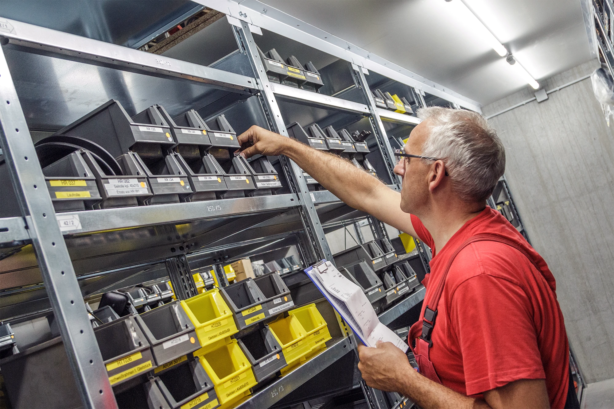 Palfinger onderdelen voorraad - Palfinger Nederland biedt een uitgebreid onderdelen magazijn. Zo blijft uw vloot altijd inzetbaar en beperkt u stilstand tot een minimum.